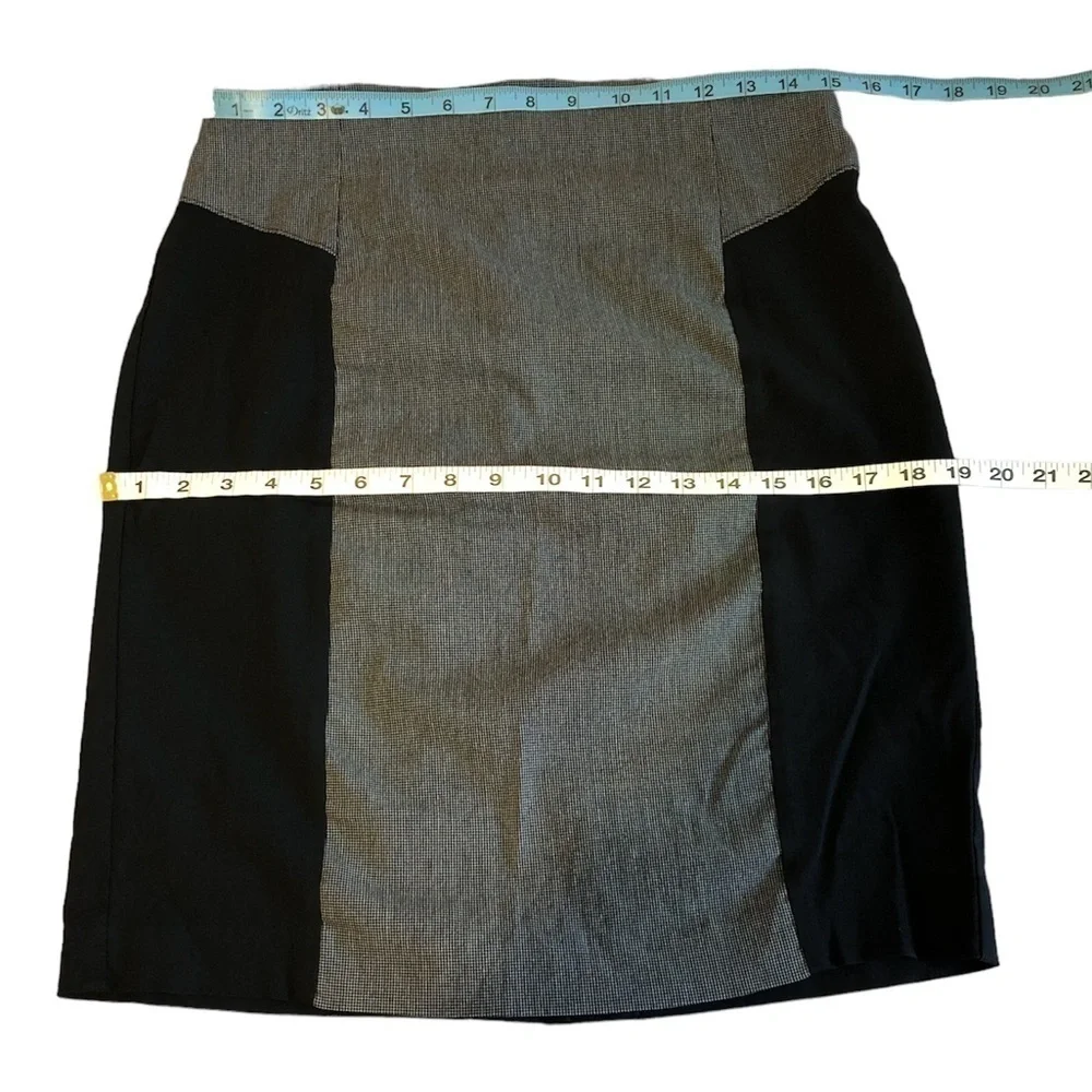 VAN HEUSEN Skirt Women's Size 4 Black Stretch Extensible Solid Grid Print